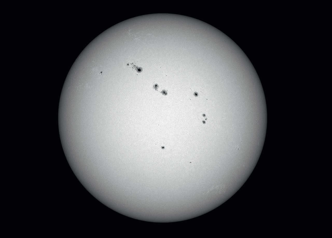 Med optik med kort brännvidd (ca 500–600 mm) kan du få översiktsbilder av solskivan som visar fläckarnas placering. Denna bild togs med en okyld CCD-kamera på ett teleskop med 60 mm öppning och 600 mm brännvidd
(summabild av 500 bilder från en sekvens på 2 500 bilder). U. Dittler