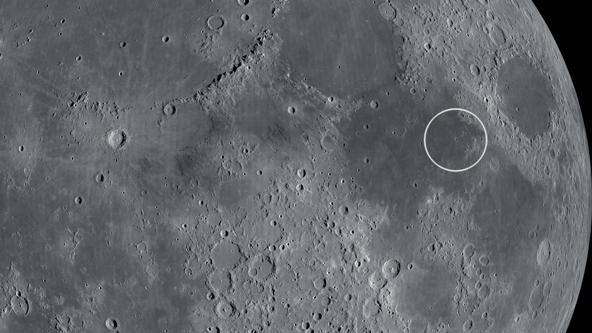 Rima och Rupes Cauchy finns på den östra sidan av Mare Tranquillitatis. NASA/GSFC/Arizona State University